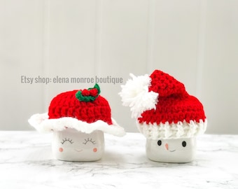 Handgemaakte kerstgehaakte marshmallow-mokmutsen: kerstman en mevrouw decor