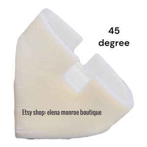 K&ouml;nnte beinhalten: Ein wei&szlig;es, abgewinkeltes Objekt mit einem 45-Grad-Winkel. Der Text "45 degree" ist in Schwarz gedruckt. Der Etsy-Shop-Name "elena monroe boutique" ist ebenfalls aufgedruckt.