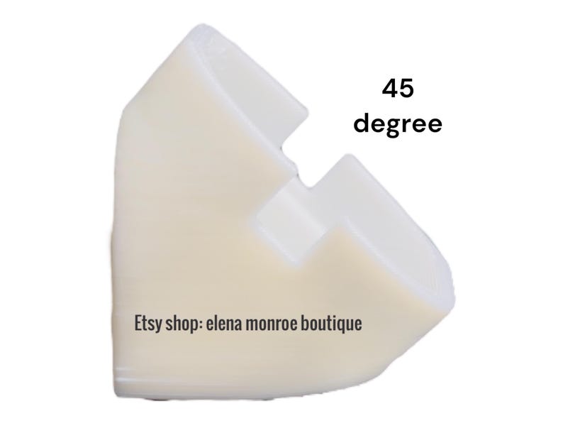 K&ouml;nnte beinhalten: Ein wei&szlig;es, abgewinkeltes Objekt mit einem 45-Grad-Winkel. Der Text "45 degree" ist in Schwarz gedruckt. Der Etsy-Shop-Name "elena monroe boutique" ist ebenfalls aufgedruckt.