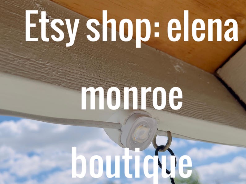 K&ouml;nnte beinhalten: Bild einer wei&szlig;en LED-Leuchte mit Metallring, montiert unter einem Holzbalken. Der Text "Etsy shop: elena monroe boutique" ist auf dem Bild &uuml;berlagert.