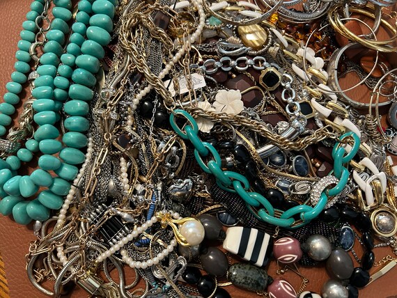 Huge lot of necklaces, earrings, bracelets and ri… - image 6