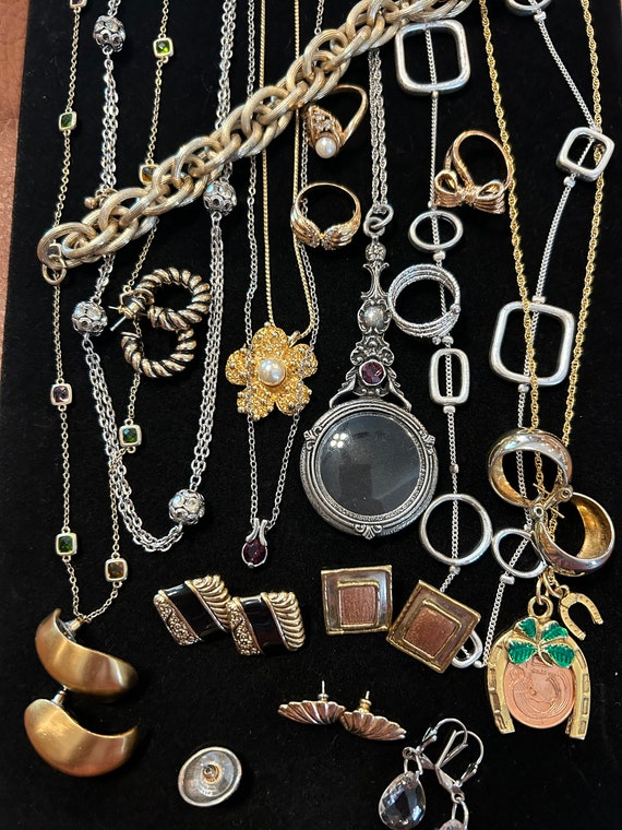 Lot of 21 Vintage Jewelry, Mixed Lot in Wearable C