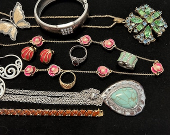 Lot of 26 Pieces of Vintage Jewelry - Mixed Lot in Wearable