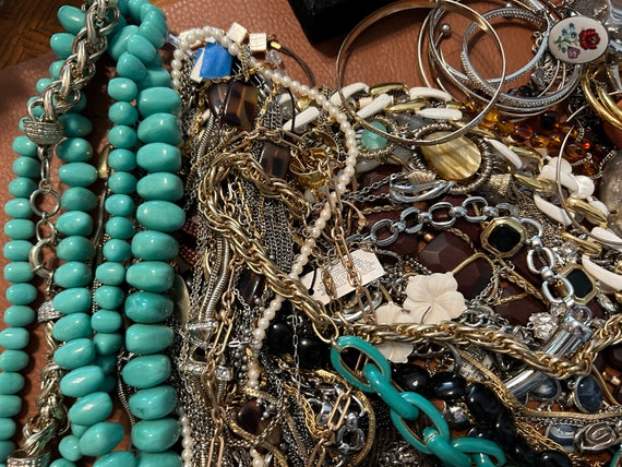 Huge lot of necklaces, earrings, bracelets and ri… - image 4