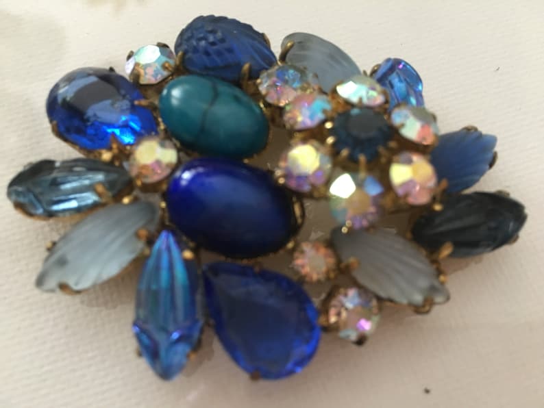 Vintage Juliana Style Pin Brooch Molded Rinestones Cabochon and Rhinestones on Gold Tone Metal