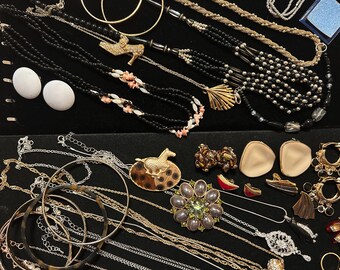 Lot of 26 Pieces of Vintage Jewelry - Mixed Lot in Wearable
