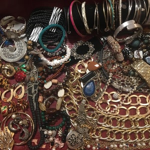 85 Pieces of Vintage Jewelry - Mixed Lot in Very Wearable Condition.  Necklaces, Earrings, Brooches and More