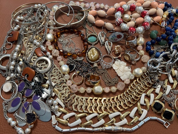 Huge lot of necklaces, earrings, bracelets and ri… - image 5