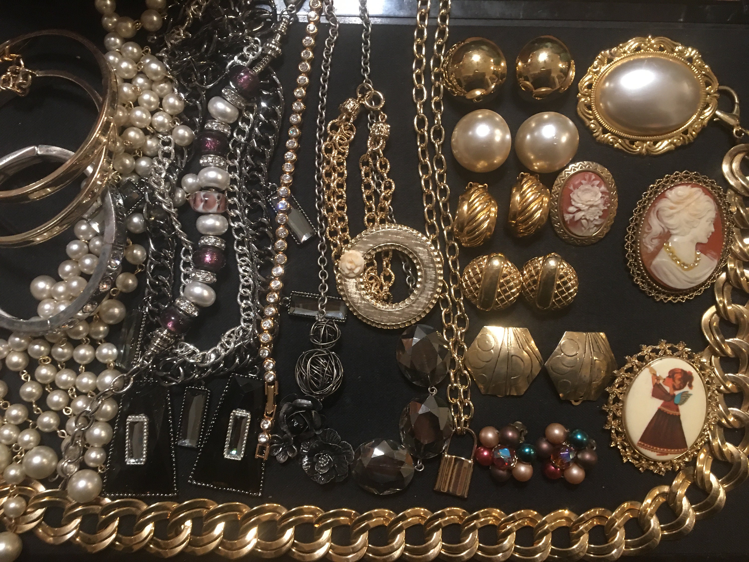 Lot - A collection of Chanel costume jewelry