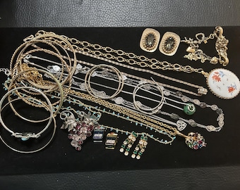 Lot of 20 Pieces of Vintage Jewelry in very good used condition