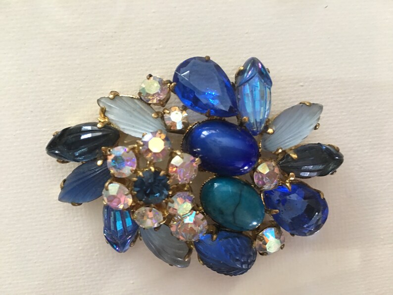 Vintage Juliana Style Pin Brooch Molded Rinestones Cabochon and Rhinestones on Gold Tone Metal
