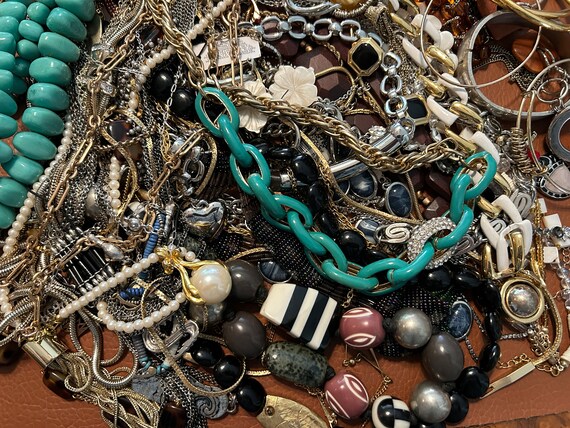 Huge lot of necklaces, earrings, bracelets and ri… - image 2