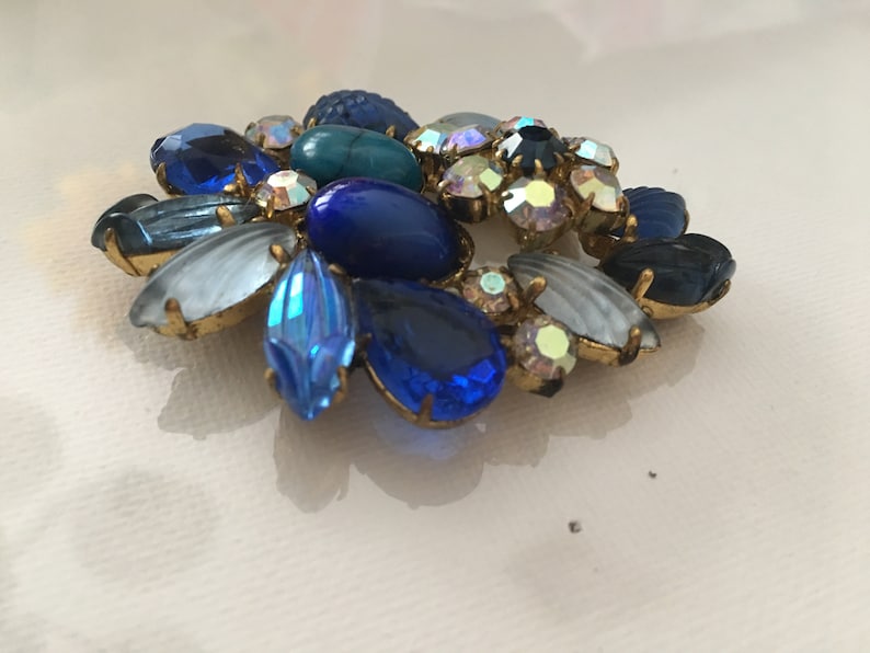 Vintage Juliana Style Pin Brooch Molded Rinestones Cabochon and Rhinestones on Gold Tone Metal
