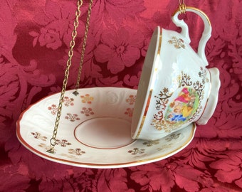 Tasse à thé et soucoupe, tasse à thé et soucoupe vintage recyclées, blanches avec touches d'or et trois dames suspendues, décoration de jardin et de terrasse, République Tchèque