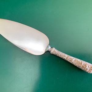 1924 S. Kirk & Son Inc. Sterling Silver Floral Repousse 10 1/8” Pie Serving Knife