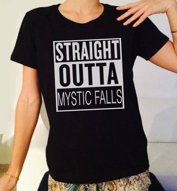 Straight Outta Mystic Falls Vampire Diaries TV Show inspiriert. Männliche und weibliche T shirt Straight Outta Mystic Falls Vampire Diaries TV Show inspiriert. Männliche und weibliche T shirt