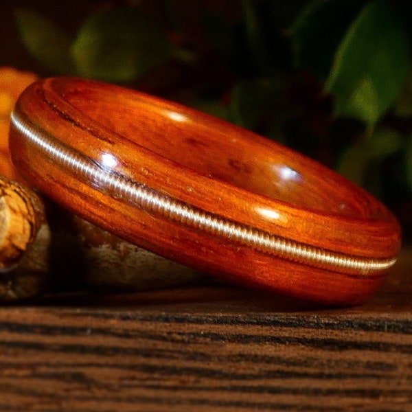 Bague argent et bois - corde de guitare et bois de padouk - Alliance pour couple pour lui, pour elle - Anneau de demande fait main en bois