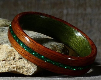 Bague en bois de palissandre et paillettes émeraude - Alliance pour lui, pour elle -  fait main en France