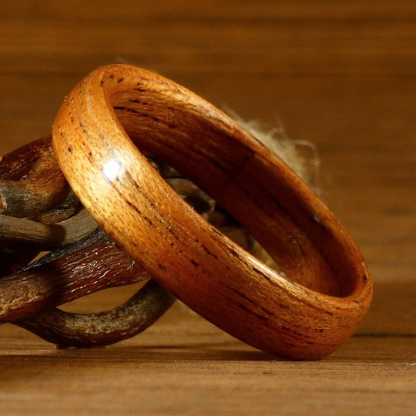 Bague en bois d'acajou à personnaliser - Alliance pour lui, pour elle - Anneau de fiançailles fait main en bois personnalisable