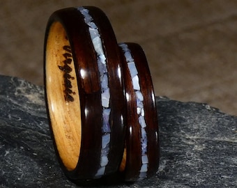 Le couple d'alliances en bois d'ébène et nacre - bague en bois pour lui, pour elle - Anneau de fiançailles fait main en bois