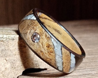 Alliance femme en bois - Une bague d'exception pour elle - nacre, zirconium, ébène noir et loupe d'amboine