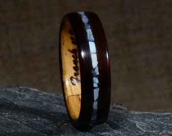 Alliance pour couple en bois d'ébène et nacre - Une bague en bois pour lui, pour elle - Anneau de fiançailles fait main en bois