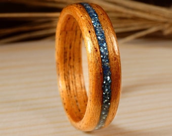 Anillo de madera de caoba y brillo azul topacio personalizado - Alianza para pareja, para él, para ella - Anillo de propuesta hecho a mano