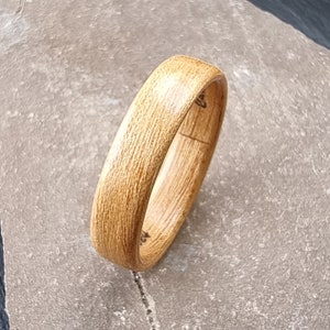 Bague en bois de châtaignier à personnaliser Alliance pour lui, pour elle Anneau de fiançailles fait main en bois personnalisable image 1