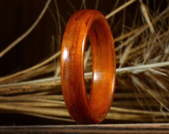 Bague en bois de padouk à personnaliser - Alliance pour lui, pour elle - Anneau de fiançailles fait main en bois personnalisable