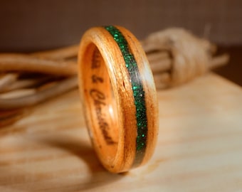 Bague en bois d'acajou et paillettes vert émeraude personnalisée - Alliance pour couple, pour lui, pour elle - Anneau de demande fait main