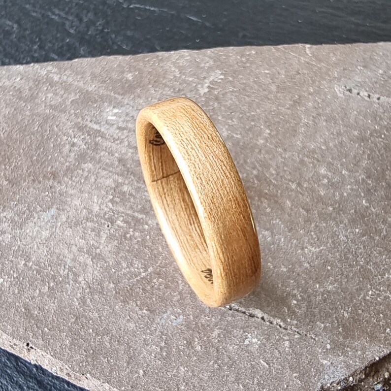 Bague en bois de châtaignier à personnaliser Alliance pour lui, pour elle Anneau de fiançailles fait main en bois personnalisable image 8