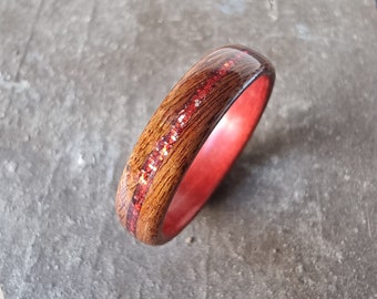 Bague en bois de palissandre et paillettes rouges - Alliance pour lui ou pour elle -  création unique fait main en France