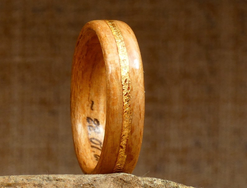 Alliance bois et or bois de hêtre Une bague originale pour le couple, pour lui, pour elle Ou comme cadeau de noces de bois image 3