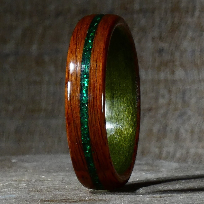 Bague en bois de palissandre et paillettes émeraude Alliance pour lui, pour elle fait main en France image 5