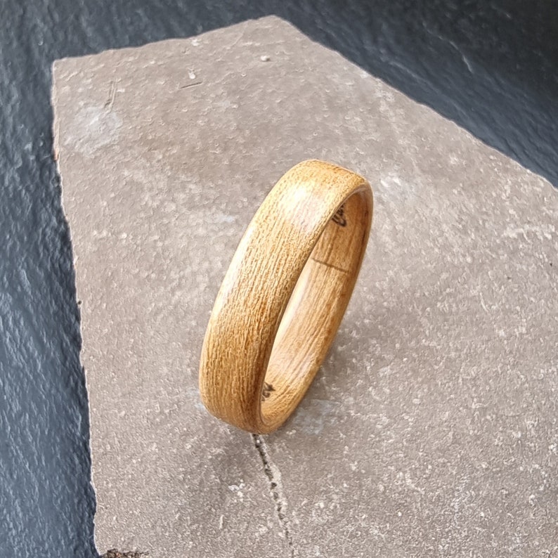 Bague en bois de châtaignier à personnaliser Alliance pour lui, pour elle Anneau de fiançailles fait main en bois personnalisable image 1