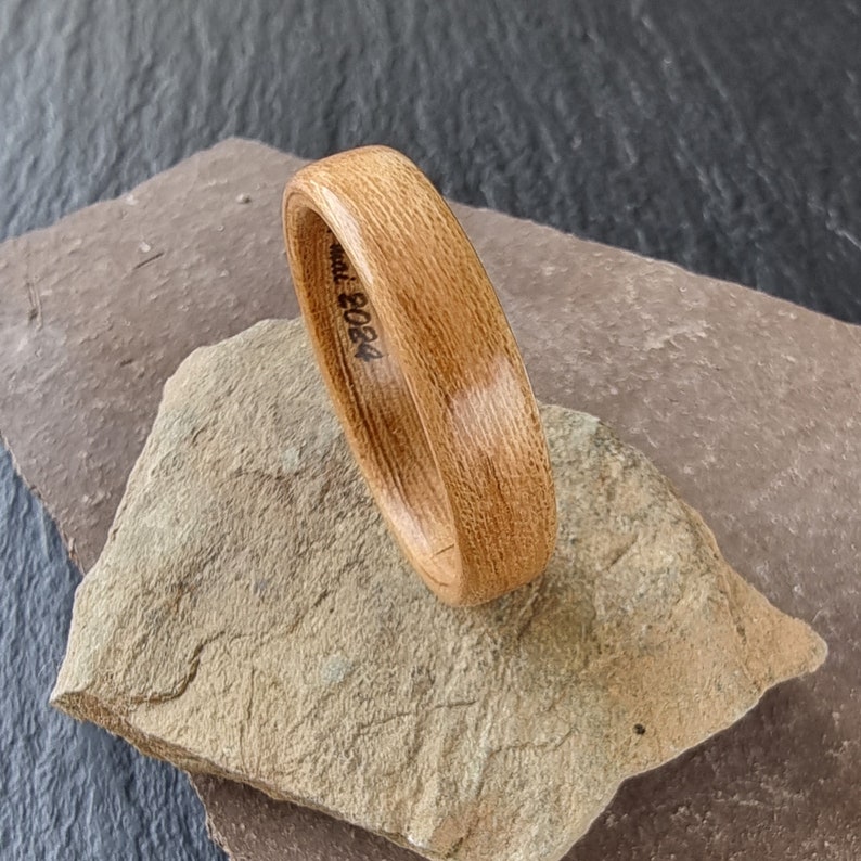 Bague en bois de châtaignier à personnaliser Alliance pour lui, pour elle Anneau de fiançailles fait main en bois personnalisable image 6