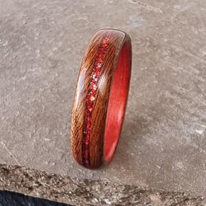 Bague en bois de palissandre et paillettes rouges Alliance pour lui ou pour elle création unique fait main en France image 2