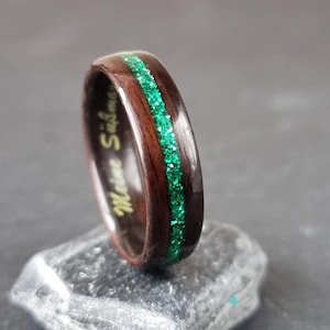 Black Ebony Wood and Emerald Green Glitter Ring – Elegance and Originality