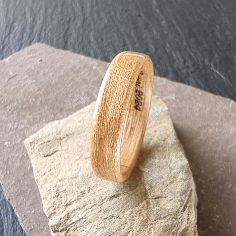 Bague en bois de châtaignier à personnaliser Alliance pour lui, pour elle Anneau de fiançailles fait main en bois personnalisable image 7