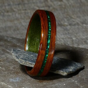 Bague en bois de palissandre et paillettes émeraude Alliance pour lui, pour elle fait main en France image 6