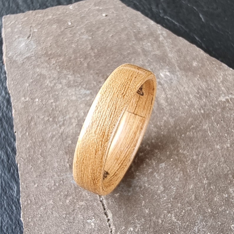 Bague en bois de châtaignier à personnaliser Alliance pour lui, pour elle Anneau de fiançailles fait main en bois personnalisable image 4