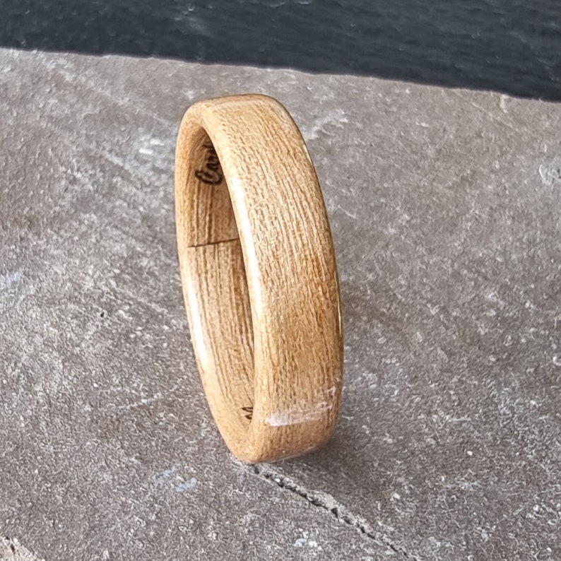 Bague en bois de châtaignier à personnaliser Alliance pour lui, pour elle Anneau de fiançailles fait main en bois personnalisable image 5