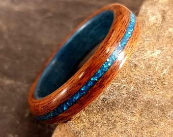 Bague en bois de palissandre et paillettes turquoise - Alliance pour lui ou pour elle -  création unique fait main en France