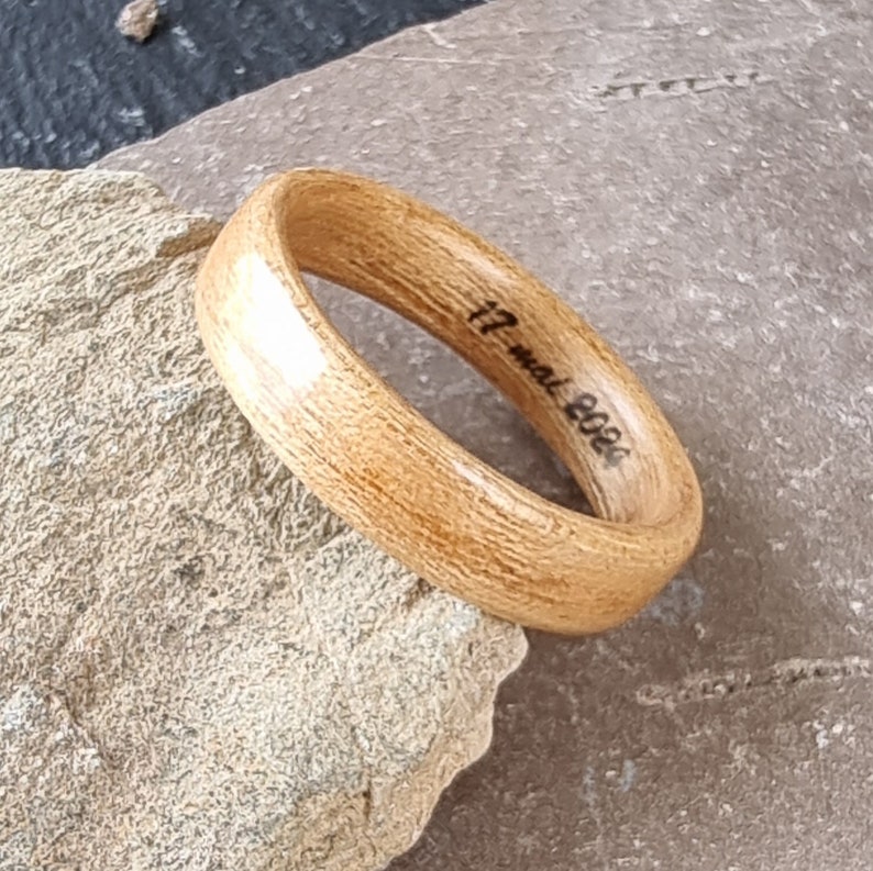 Bague en bois de châtaignier à personnaliser Alliance pour lui, pour elle Anneau de fiançailles fait main en bois personnalisable image 3