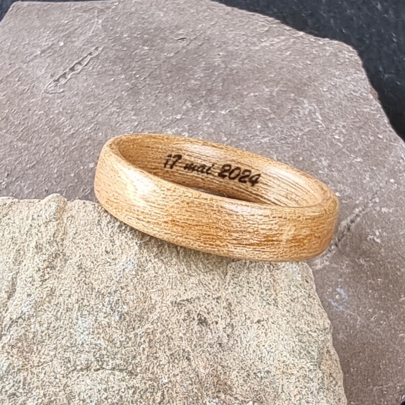 Bague en bois de châtaignier à personnaliser Alliance pour lui, pour elle Anneau de fiançailles fait main en bois personnalisable image 2