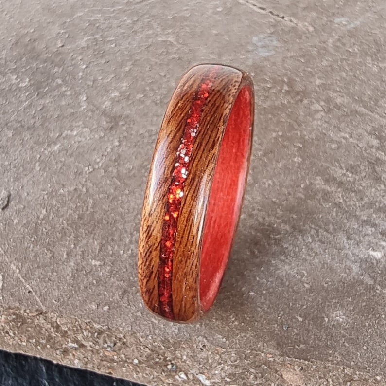 Bague en bois de palissandre et paillettes rouges Alliance pour lui ou pour elle création unique fait main en France image 6