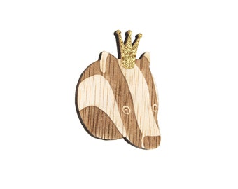 Broche en bois Hector le Blaireau - Couronne