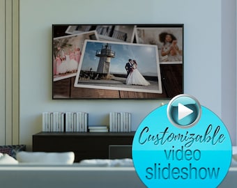 Pode incluir: Uma tela de televisão exibindo um slideshow de casamento com fotos de um casal, um farol e um grupo de pessoas. A tela está em uma sala de estar com um sofá e uma estante com livros. Um círculo azul com um botão de reprodução no centro e o texto "Slideshow de vídeo personalizável" está em primeiro plano.