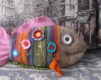 Gestricktes Fisch Spielzeugkissen, lustiges Dekor und ein tolles handgemachtes Geschenk.