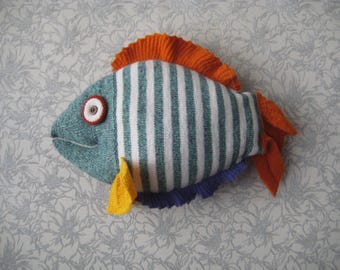 Gestricktes Fisch Spielzeugkissen, lustiges Dekor und ein tolles handgemachtes Geschenk.